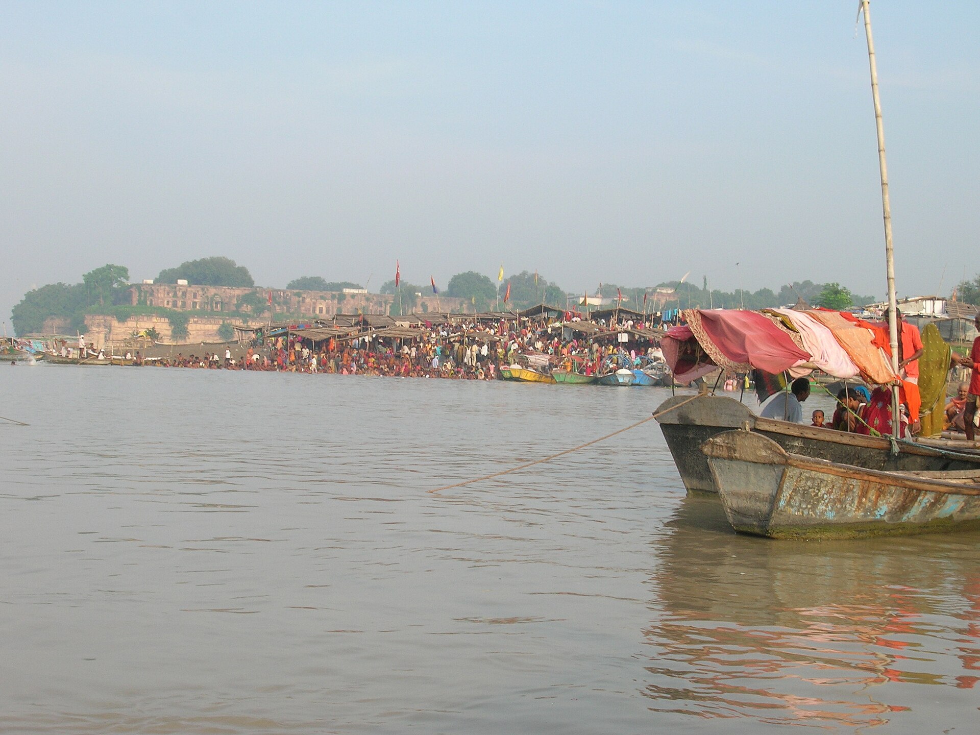 मंदिर के निकट इलाहाबाद किला
